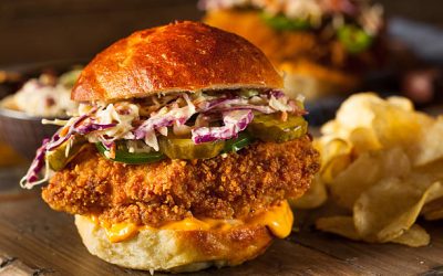 Comment réussir un burger au poulet pané croustillant ?