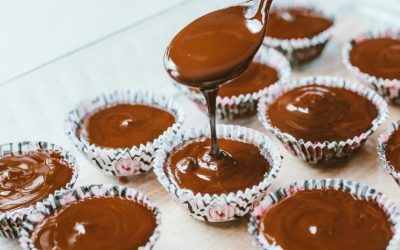Le glaçage en chocolat : comment le réaliser et à quoi sert-il en pâtisserie ?