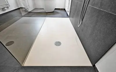 Comment poser un receveur de douche extra plat correctement ?