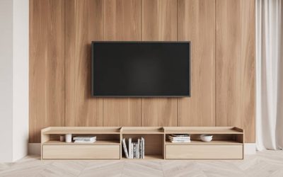 Comment habiller un mur derrière une TV avec du bois ?