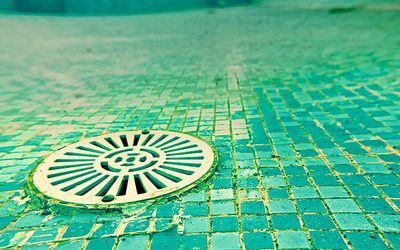 Comment remplacer une grille de bonde de fond de piscine cassée ?